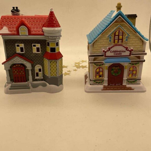 NWT Set of 2 Cobblestone Corners Plastic Christmas Winter Village Pieces - Picture 1 of 10